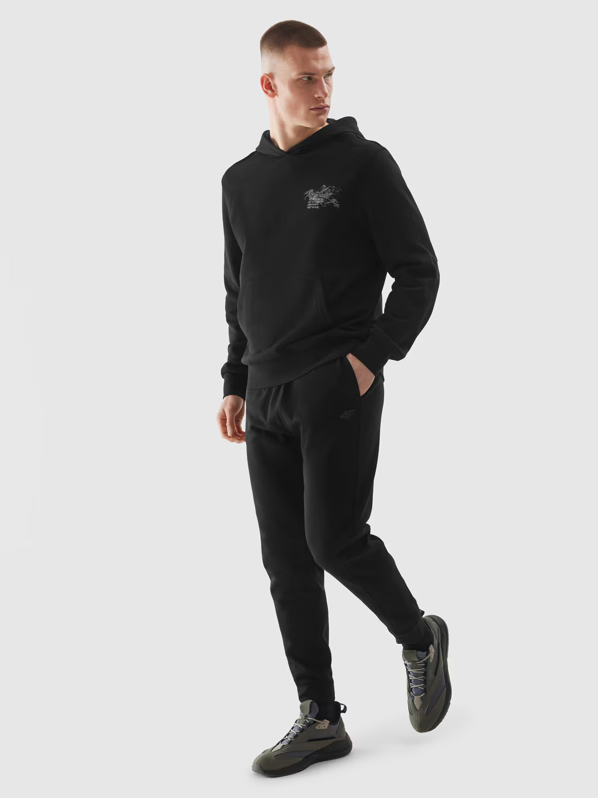 Pantaloni 4F jogger de trening pentru barbati - negri
