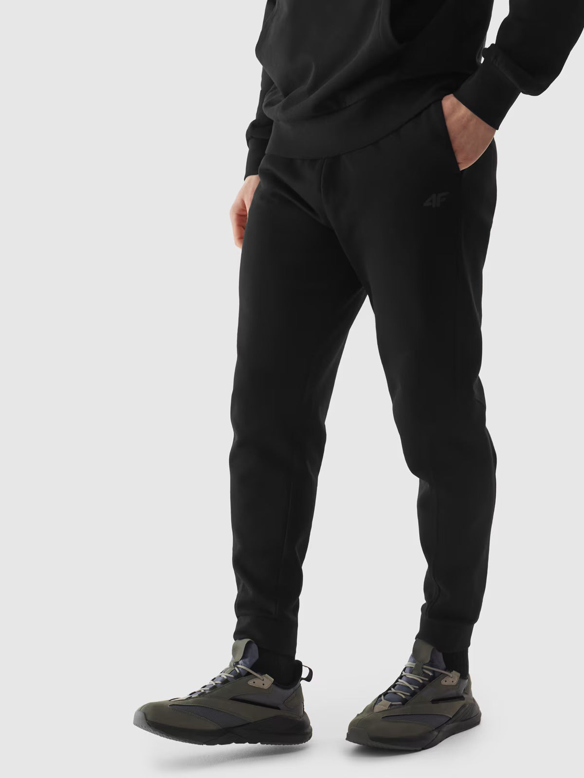 Pantaloni 4F jogger de trening pentru barbati - negri