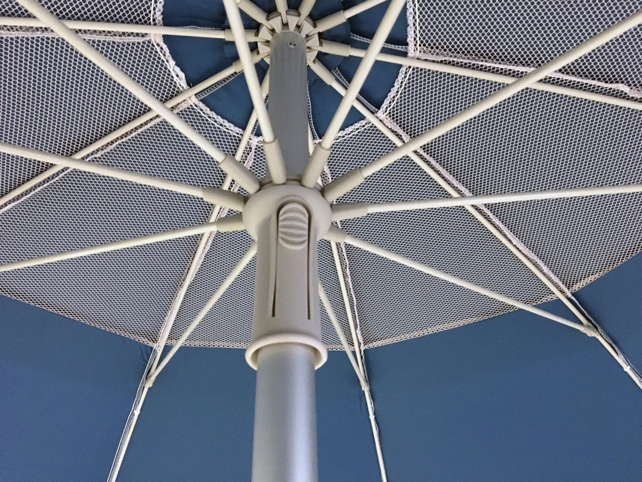 Umbrelă Plajă Maui & Sons XL 220 cm UPF50+ Rabatabilă Mykonos Blue